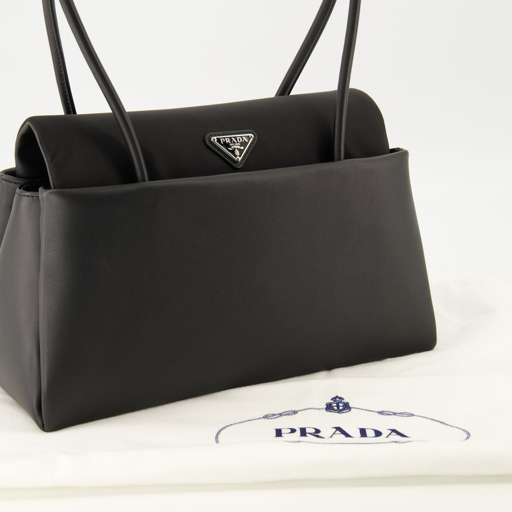 Sacs à main et épaule Mala Passage Média em Couro Preto e Re-nylon Prada Noir Femme