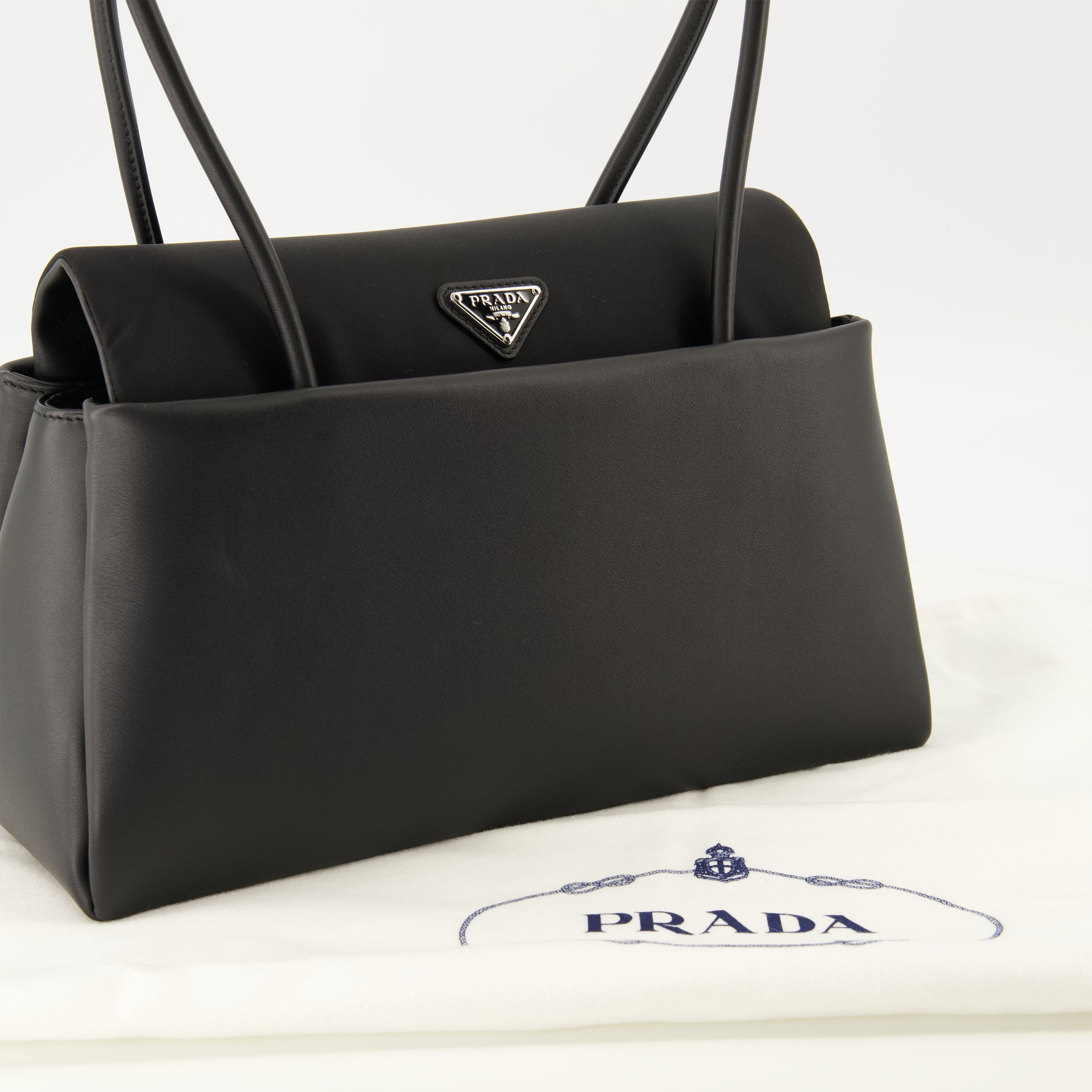 Sacs à main et épaule 블랙 레더와 리-나일론으로 만든 미디엄 패세지 백 Prada Noir Femme
