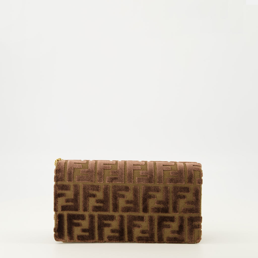 Imagen del monedero Baguette de cadena de terciopelo marrón de Fendi para Mujer - Temporada Otoño-Invierno 2025 - Vista Trasera