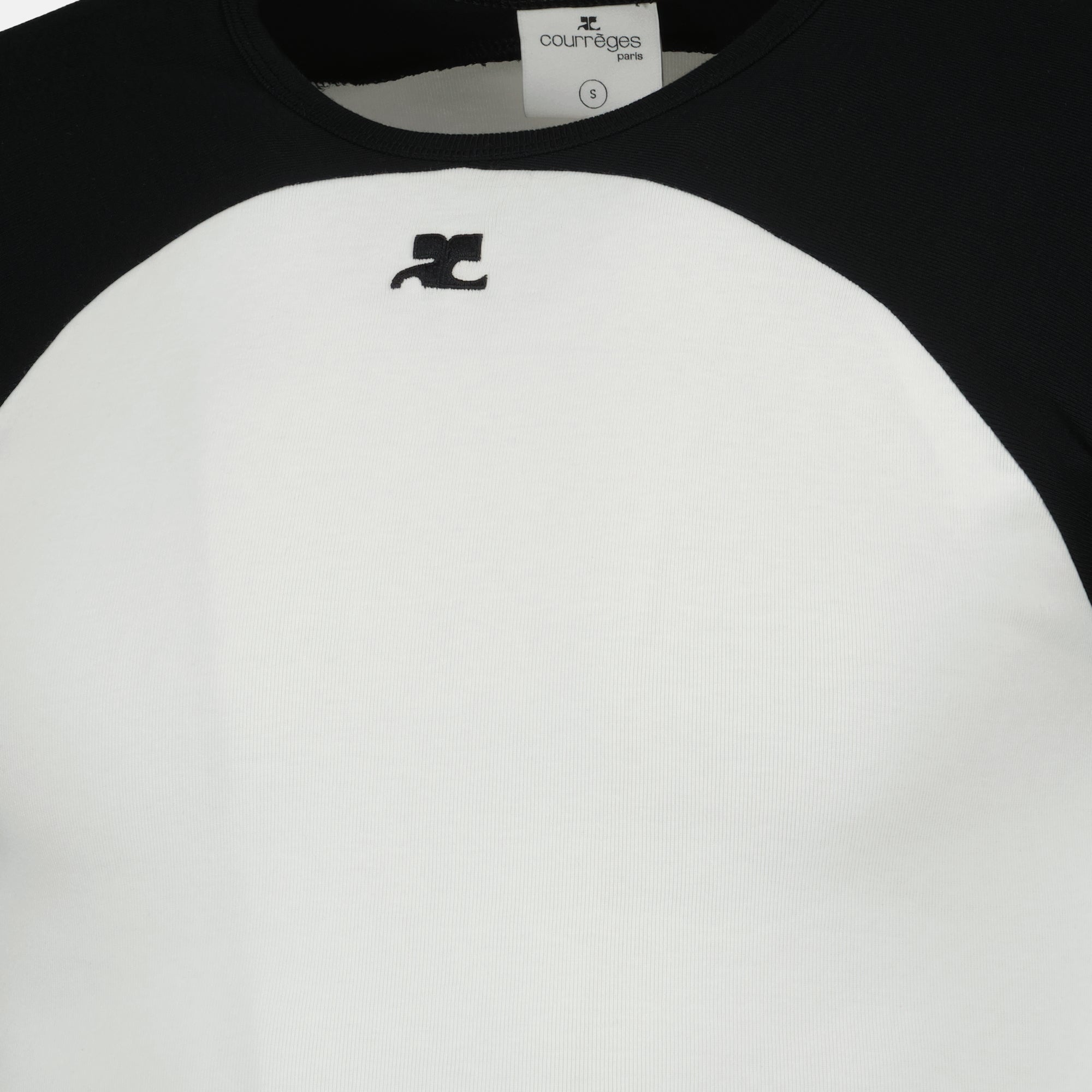 Image of the contrasting T-shirt from the brand Courrèges for Men - Autumn-Winter 2025 - Detailed View 3