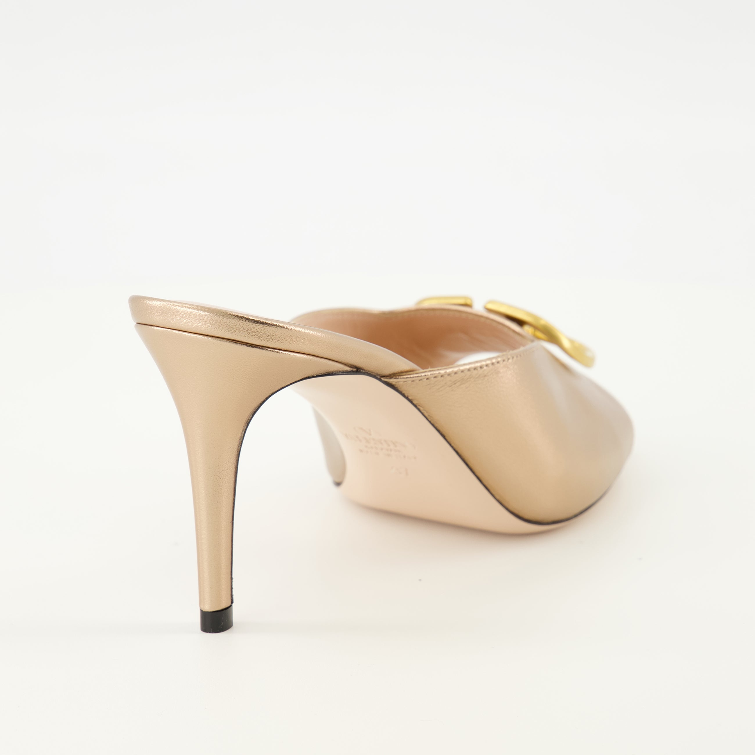 Image de l'article Sandales à talons VLogo doré de la marque Valentino Garavani pour Femme - Saison Printemps-Été 2026 - Vue arrière