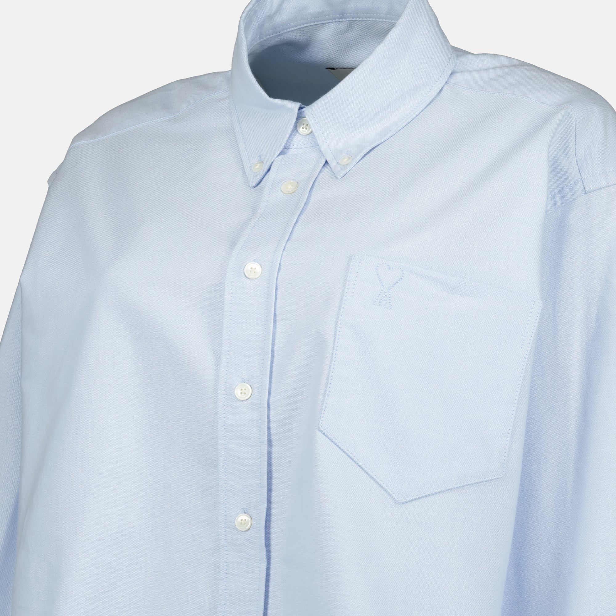 Image of the AMI heart crop shirt in blue by Ami PARIS for Women - Spring-Summer 2026 - Detailed View_1