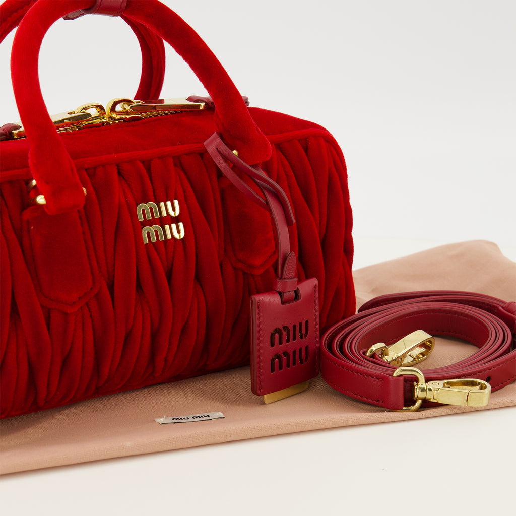 Sacs à main et épaule 레드 퀼티드 벨벳 아카디 백 Miu Miu Rouge Femme
