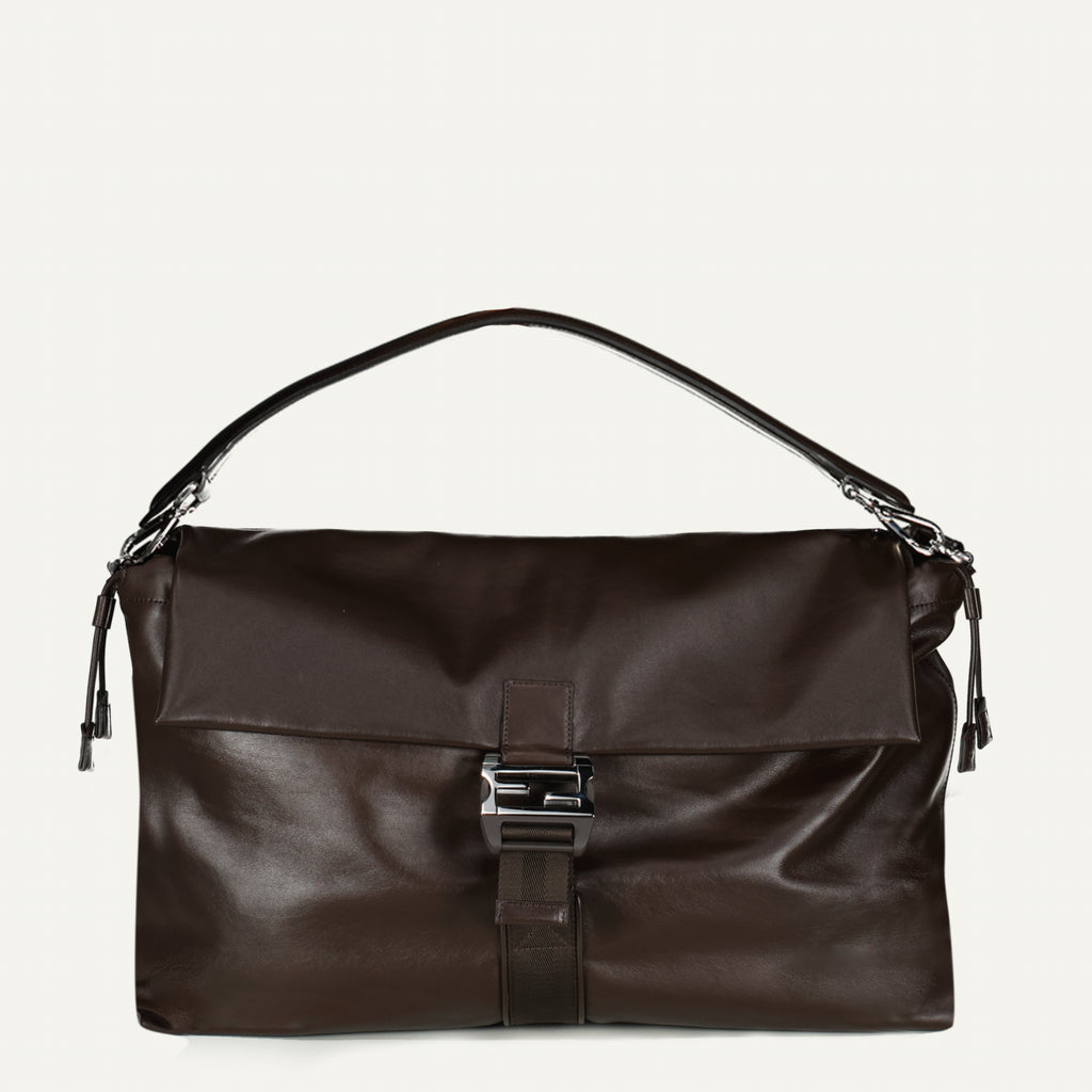 Image de l'article Sac Messenger Flux maxi marron de la marque Fendi pour Homme - Saison Automne-Hiver 2025 - Vue de Face