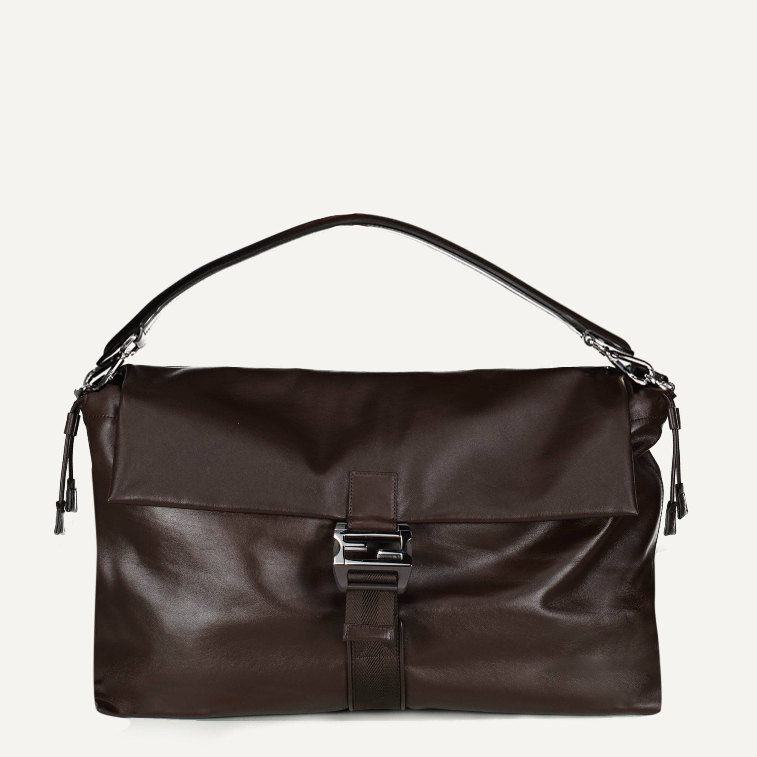 Image de l'article Sac Messenger Flux maxi marron de la marque Fendi pour Homme - Saison Automne-Hiver 2025 - Vue de Face