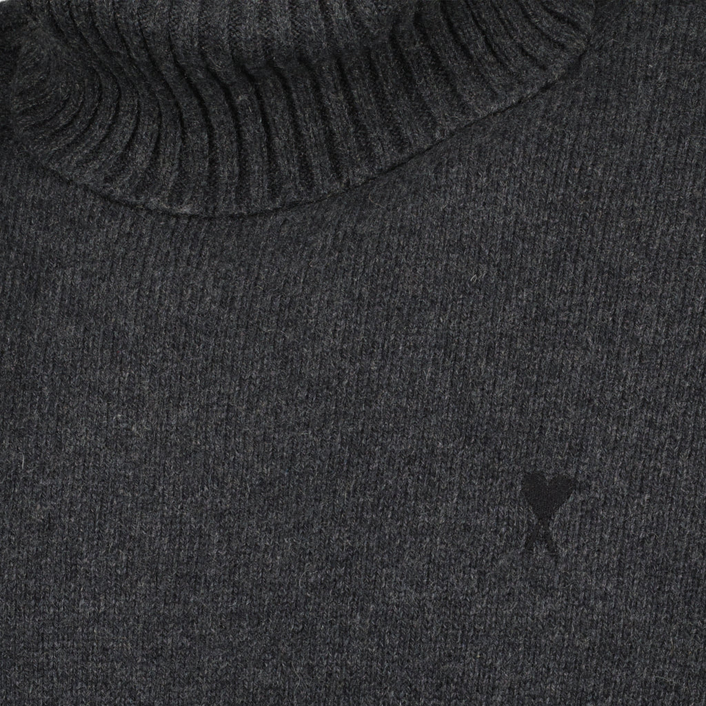 Immagine dell'articolo Maglione con colletto a cuore del marchio Ami PARIS per uomo - Stagione Autunno-Inverno 2025 - Vista Dettagliata_3