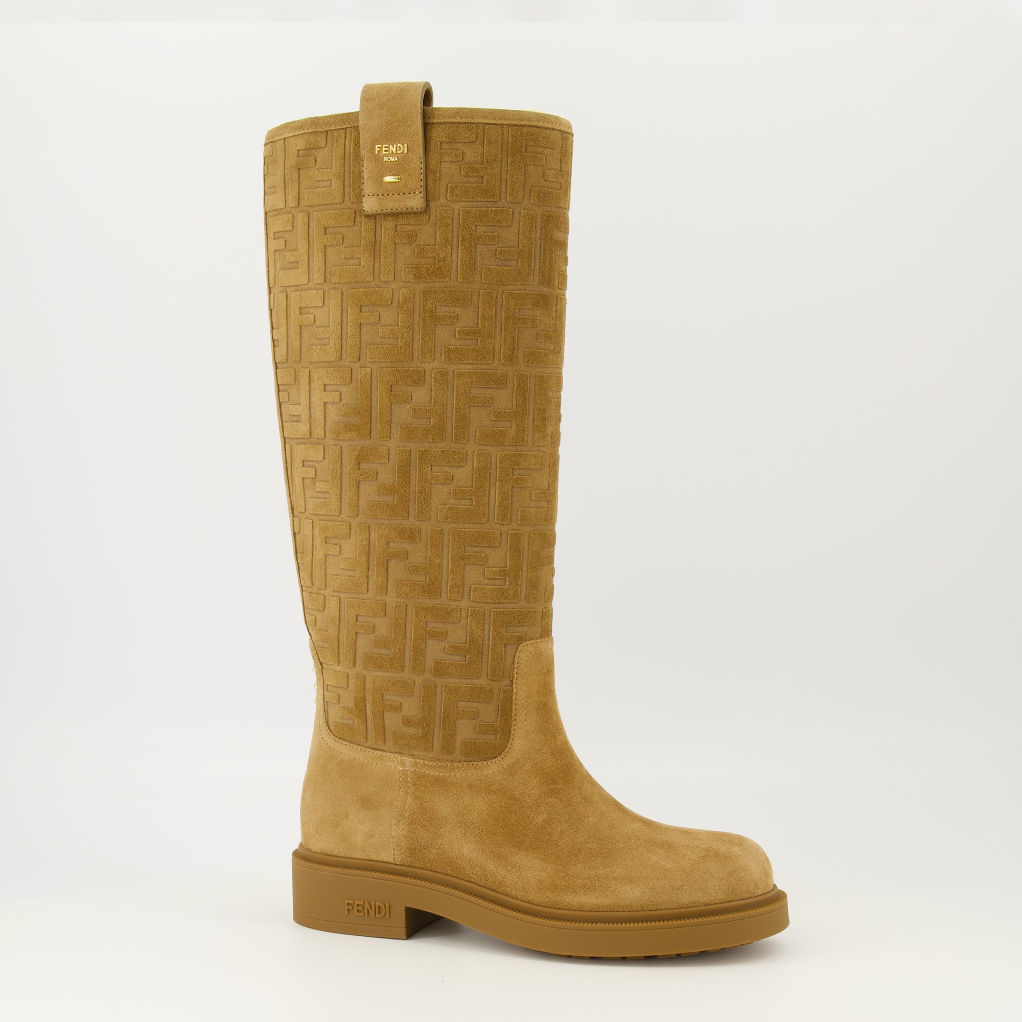 Image de l'article Bottes Filo en daim marron de la marque Fendi pour Femme - Saison Automne-Hiver 2025 - Vue trois quarts avant droite