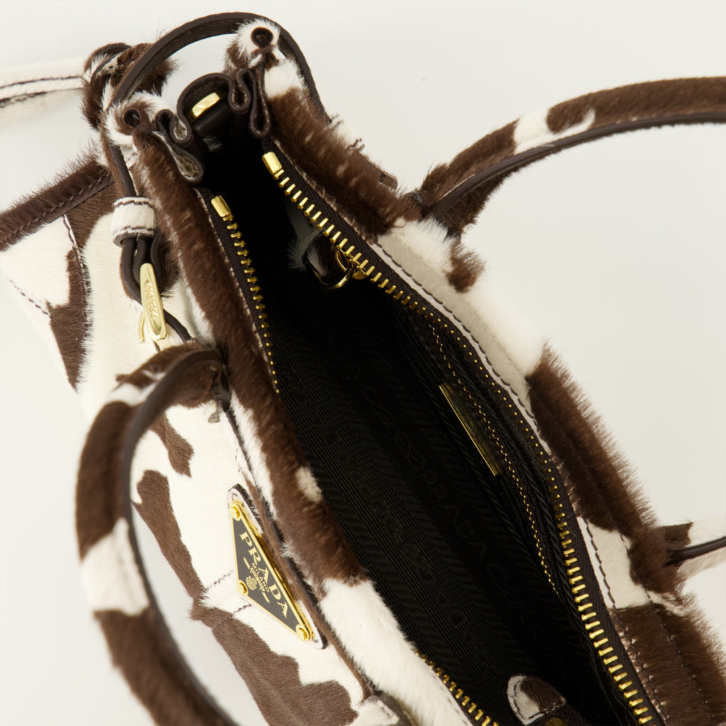 女性用プラダブランドのミニボニー財布の画像（牛柄） - 2026年春夏シーズン - 詳細ビュー_3