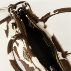 Imagen del bolso mini Bonnie con estampado de vaca de la marca Prada para mujer - Temporada Primavera-Verano 2026 - Vista Detallada_3