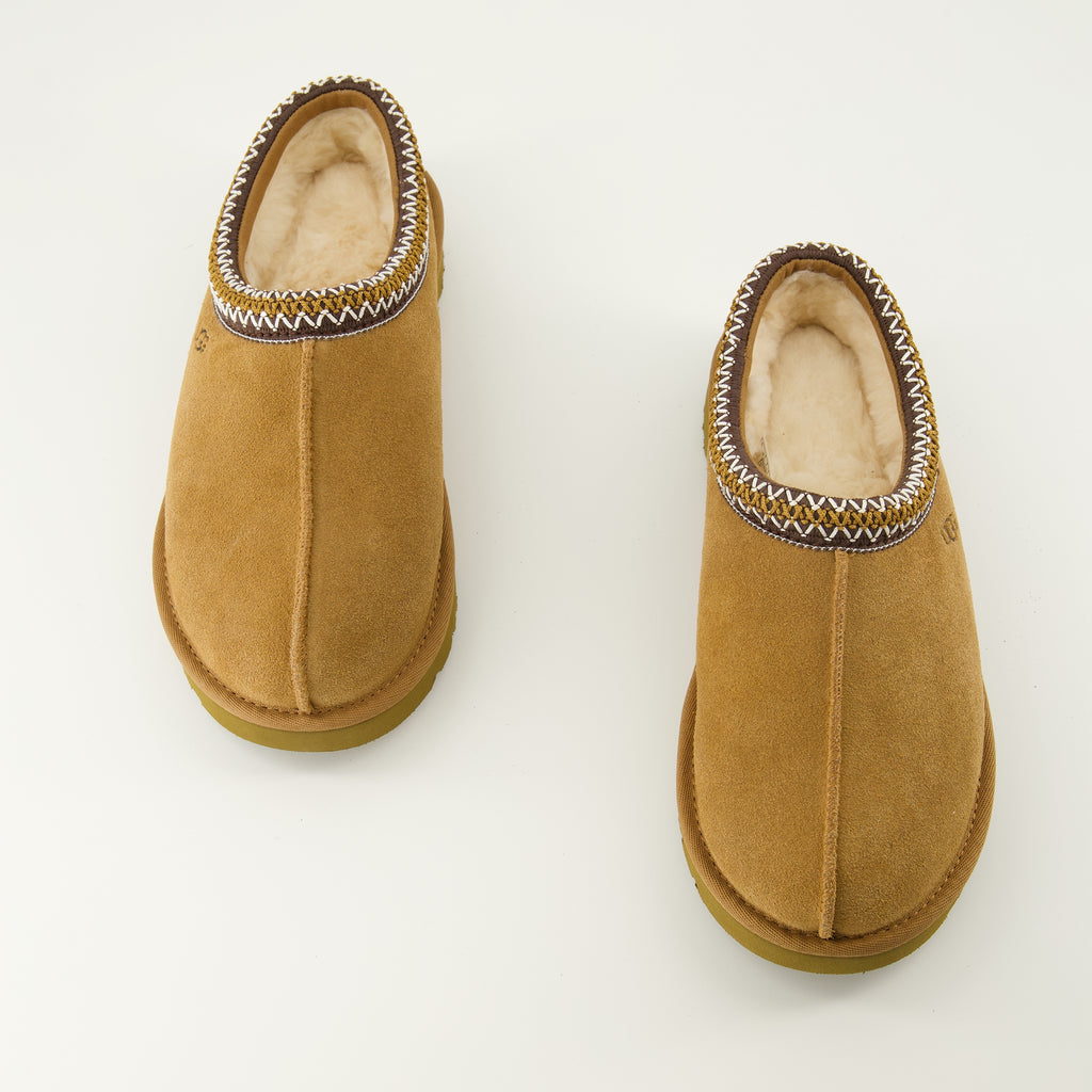 Bild der Ugg Tasman II braunen Mules für Frauen - Herbst-Winter 2025 Saison - Draufsicht auf das Paar Schuhe