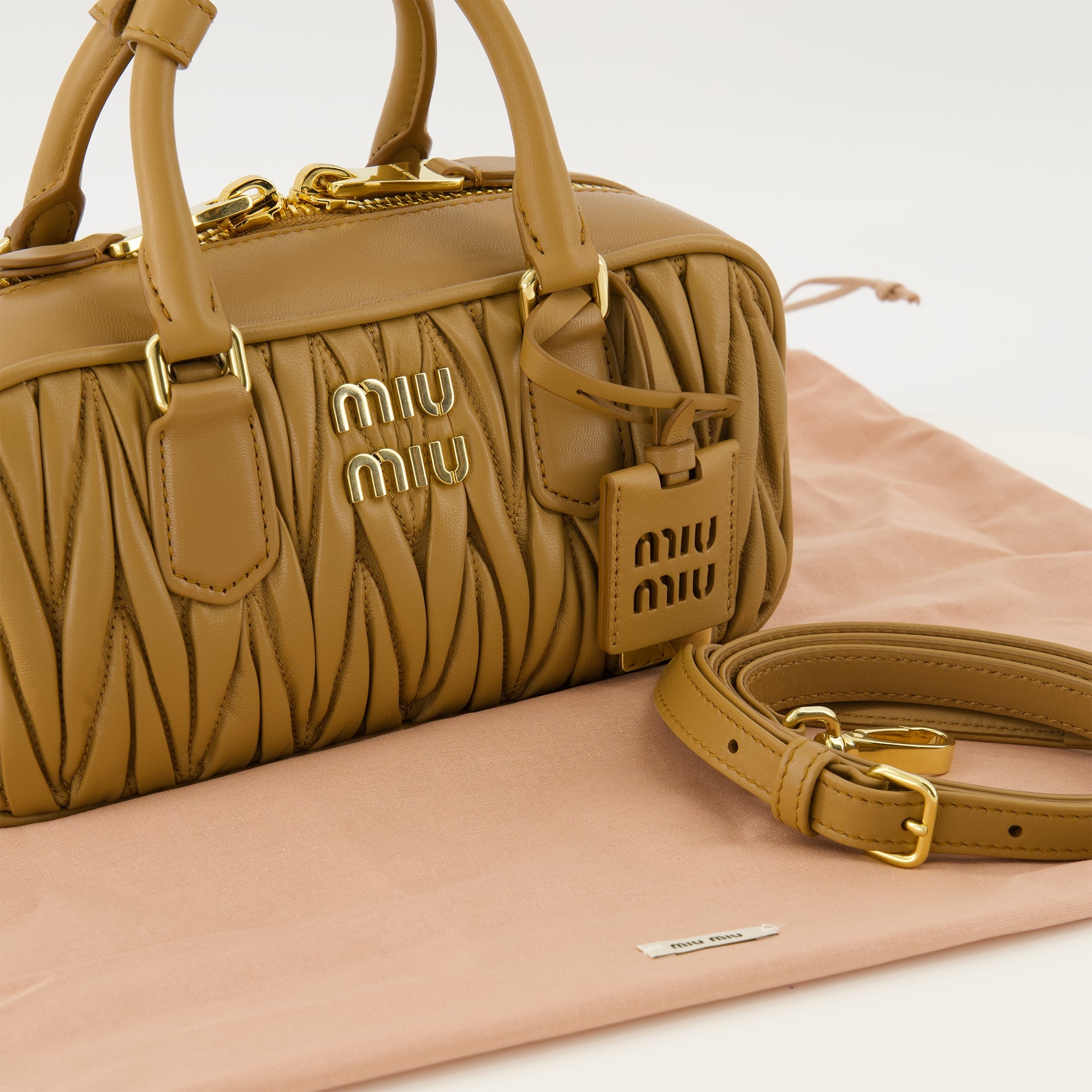 Image de l'article Sac Acardie matelassé marron de la marque Miu Miu pour Femme - Saison Printemps-Été 2026 - Vue détaillée_2