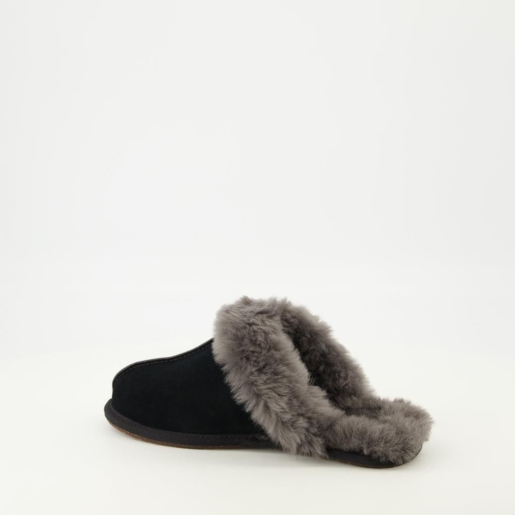 ユニセックス用のUggのスカフェットII黒スリッパの画像 - 2026年春夏シーズン - 詳細ビュー1