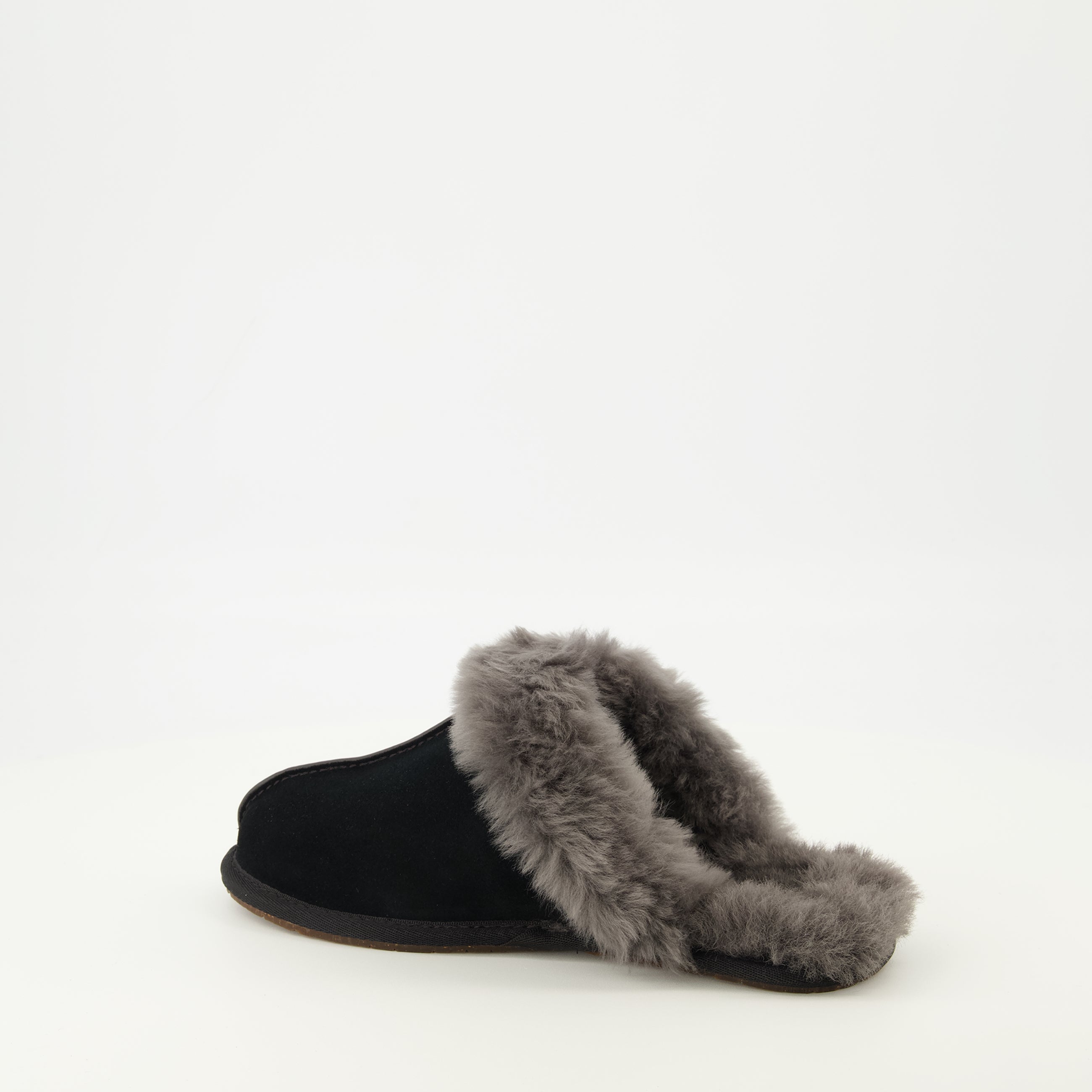 Image de l'article Chaussons Scuffette II noir de la marque Ugg pour Unisex - Saison Printemps-Été 2026 - Vue détaillée_1