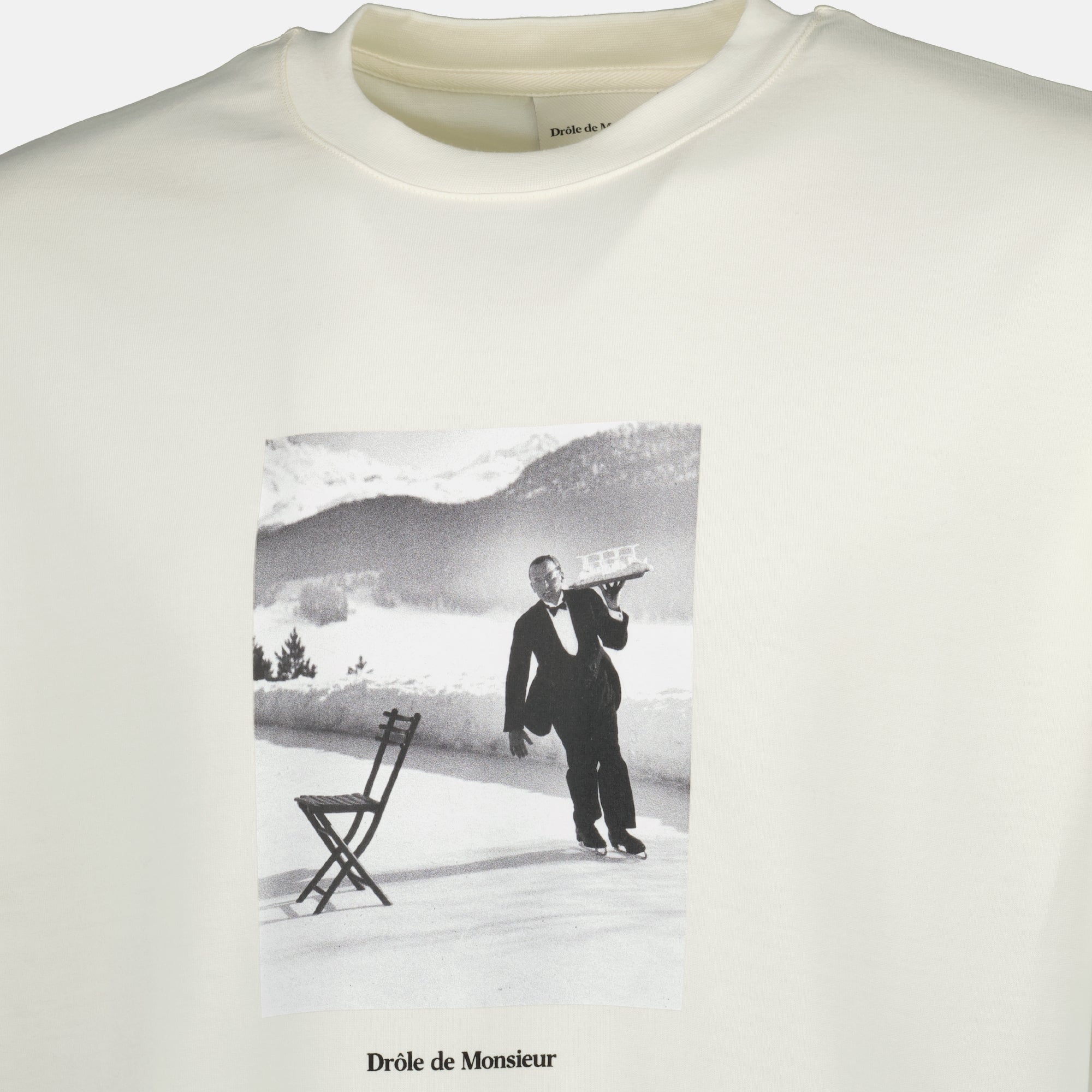 Bild des Artikels T-Shirt Ice skating waiter von Drole De Monsieur für Herren - Herbst-Winter 2025 - Detaillierte Ansicht_1