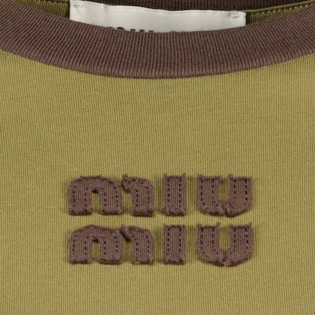 Imagen de la camiseta de algodón caqui para mujer de Miu Miu - Temporada Primavera-Verano 2026 - Vista Detallada_2