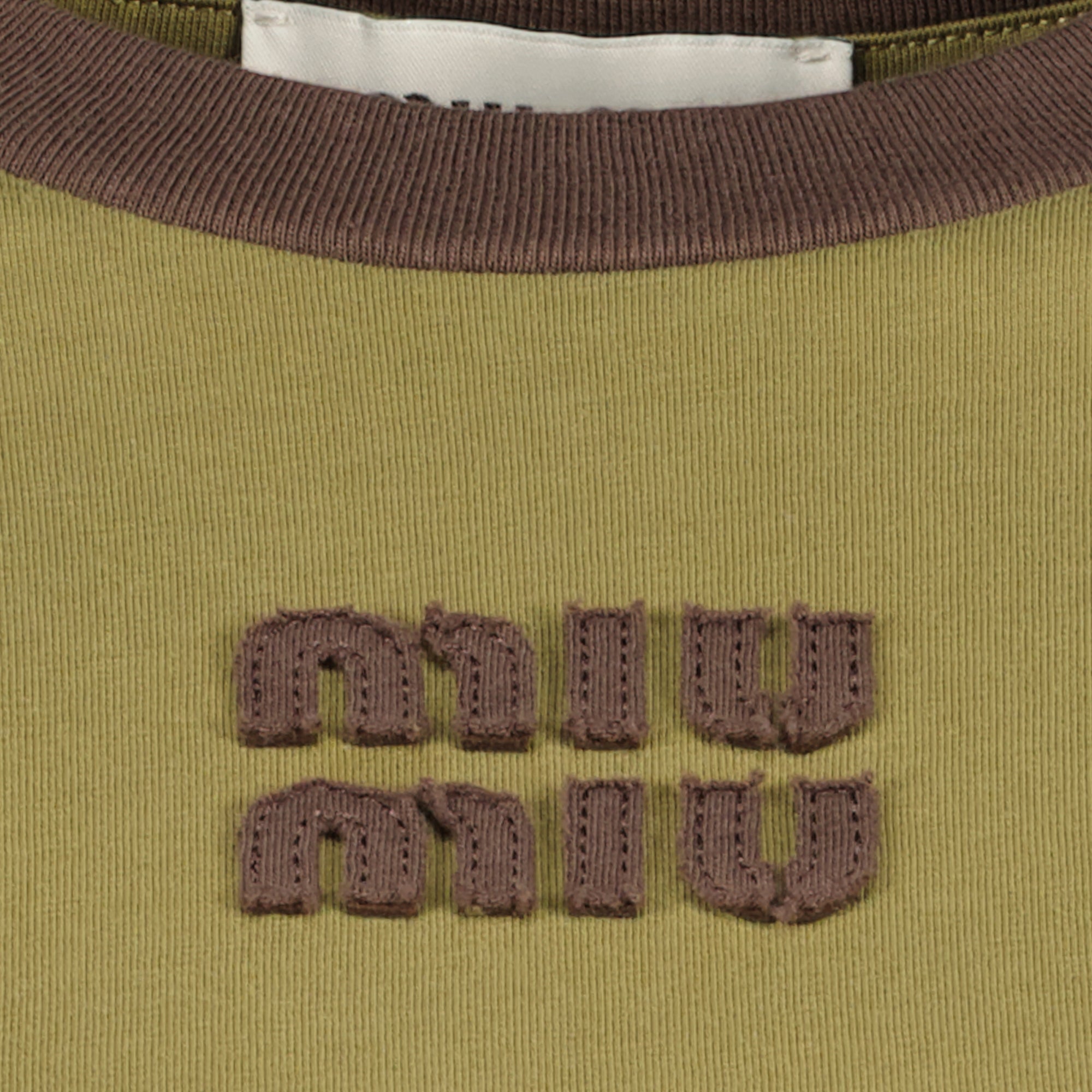 Imagen de la camiseta de algodón caqui para mujer de Miu Miu - Temporada Primavera-Verano 2026 - Vista Detallada_2
