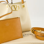 Imagen de la bolsa tote de cuero beige de la marca Valentino Garavani para Mujer - Temporada Primavera-Verano 2026 - Vista Detallada_2