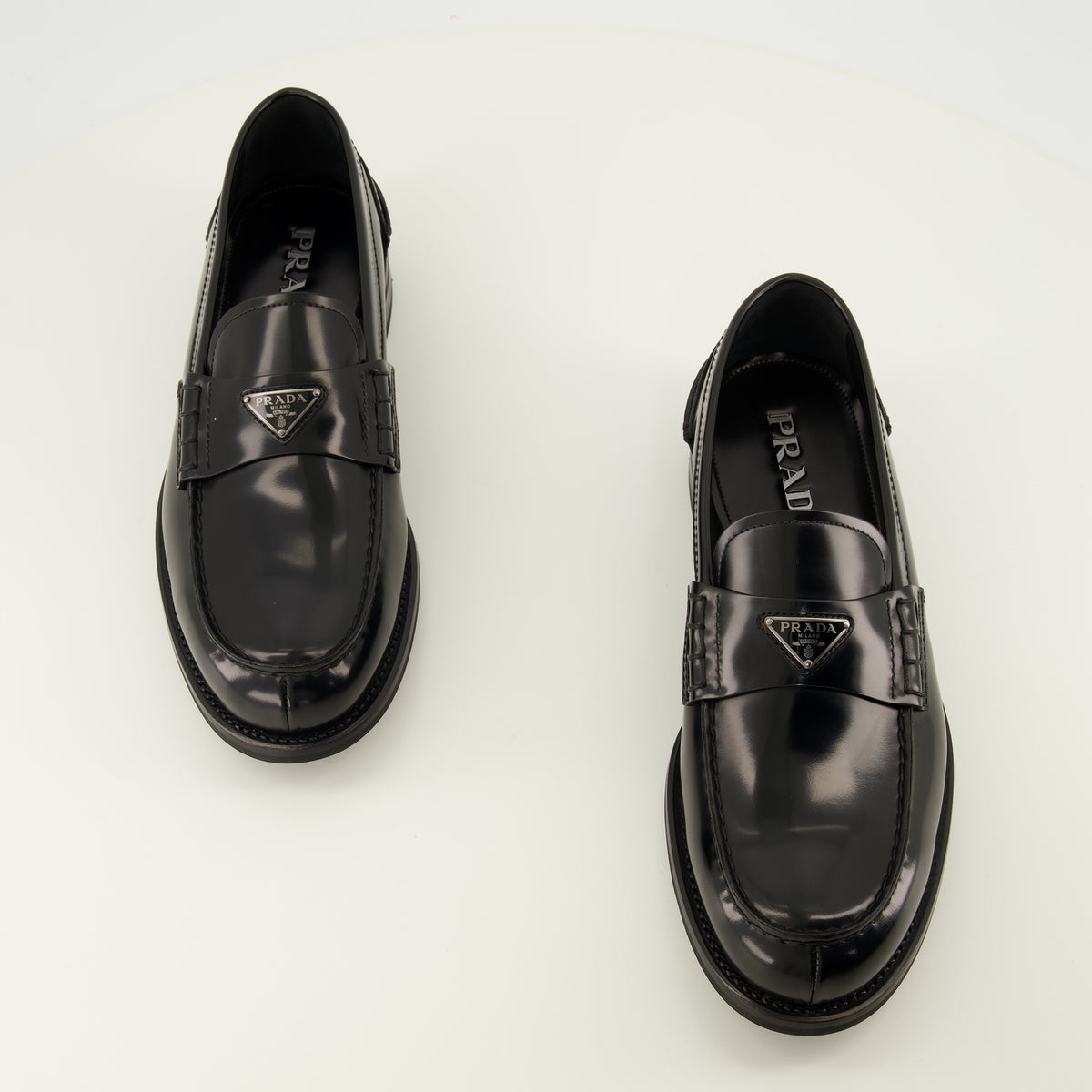 Mocassins Schwarze genoppte Leder Slipper Prada Noir Homme