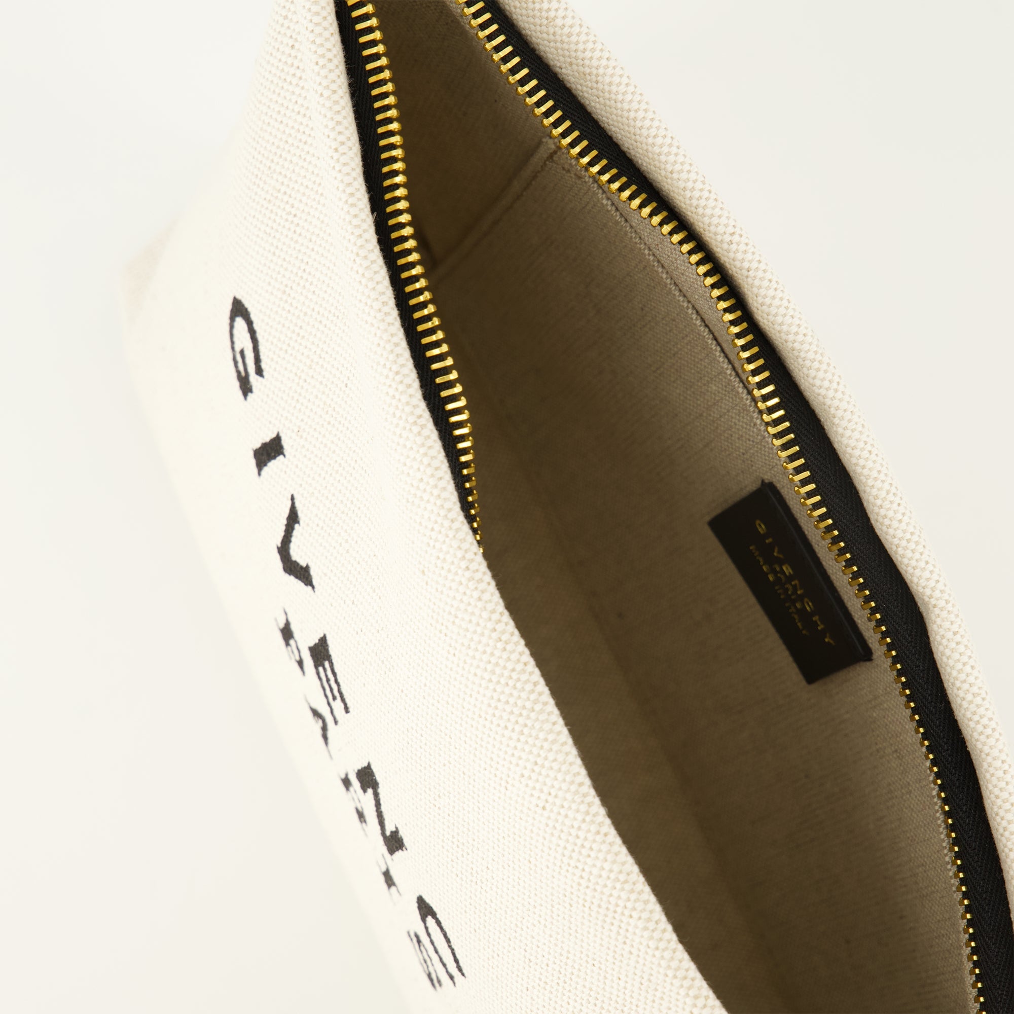 Image de l'article Pochette beige en toile de la marque Givenchy pour Femme - Saison Automne-Hiver 2025 - Vue détaillée_3