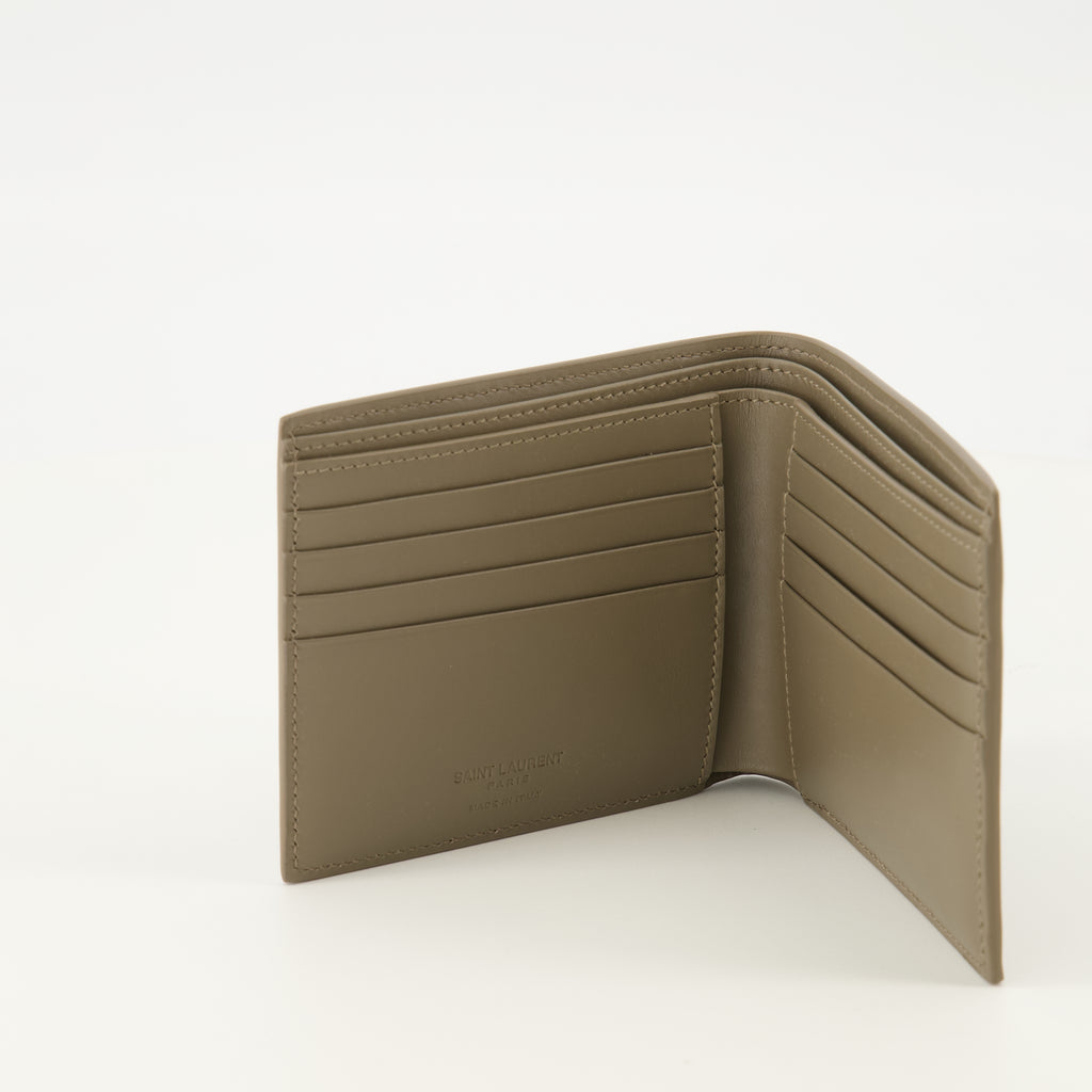Bild der beige Lederportemonnaies von Saint Laurent Paris für Herren - Frühling/Sommer 2026 - Detailansicht_2
