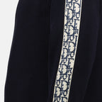 Imagen del suéter Dior Oblique azul marino de la marca Dior para hombres - Temporada Primavera-Verano 2026 - Vista Detallada_1