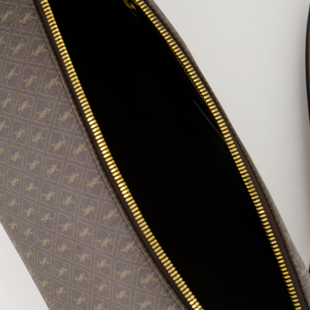 Imagen del bolso Monogram marrón de Saint Laurent para Hombre - Temporada Primavera-Verano 2026 - Vista Detallada_3