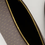 Imagen del bolso Monogram marrón de Saint Laurent para Hombre - Temporada Primavera-Verano 2026 - Vista Detallada_3