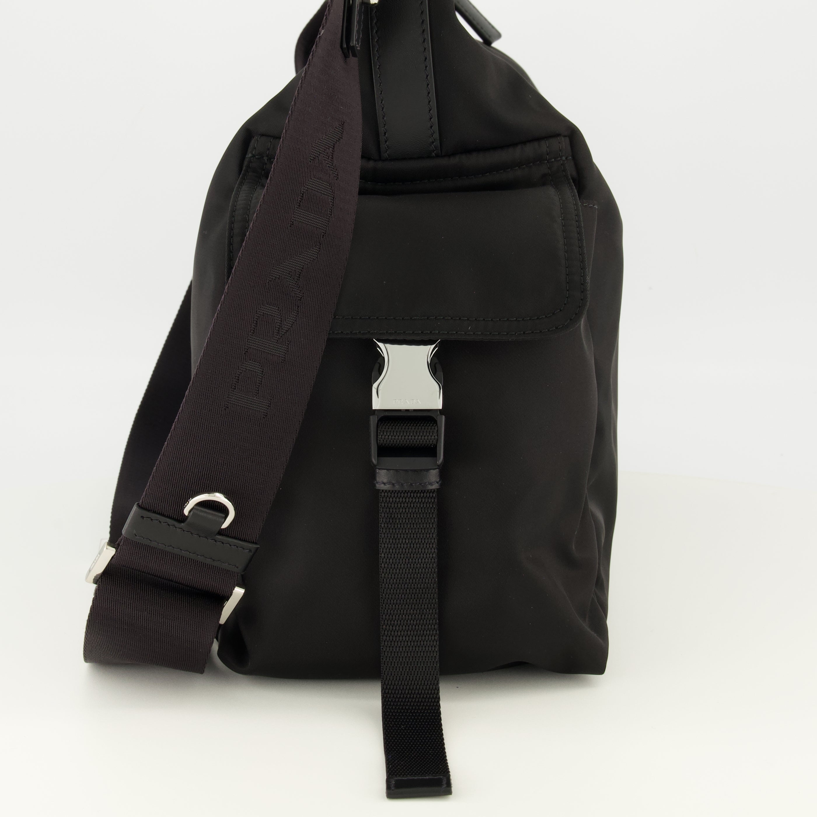 Sacs bandoulière Sac Explorer noir en Re-Nylon et cuir Prada Noir Homme