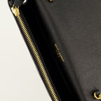 Sacs à main et épaule Cassandre Geldbörse mit schwarzem, genarbtem Leder und Kette Saint Laurent Noir Femme