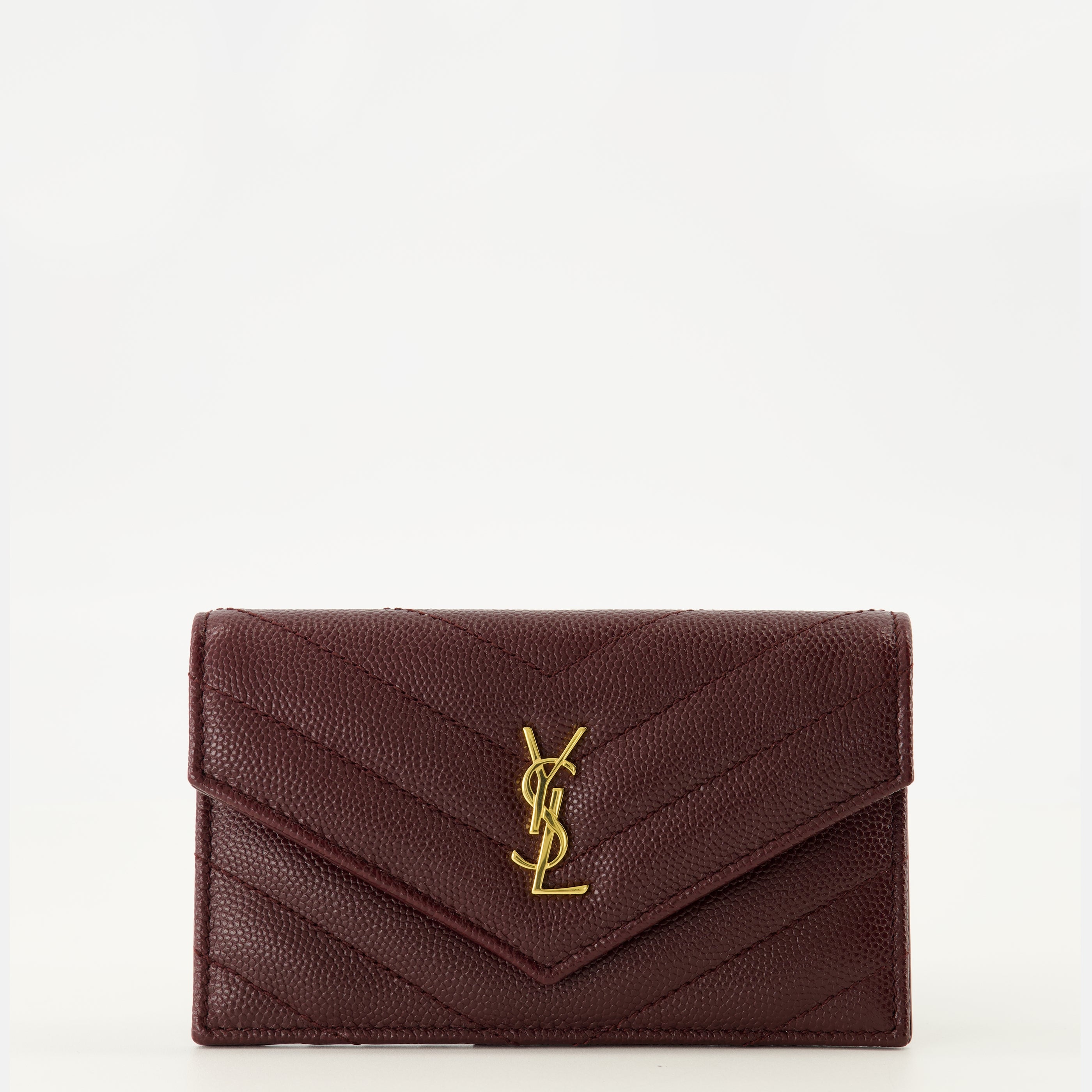 Image de l'article Porte-cartes Fragments Cassandre en cuir bordeaux de la marque Saint Laurent pour Femme - Saison Printemps-Été 2026 - Vue de Face