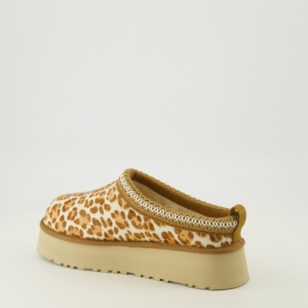 Imagem das Mules Tazz Plains de leopardo da marca Ugg para Mulheres - Temporada Primavera-Verão 2026 - Vista três quartos traseira direita