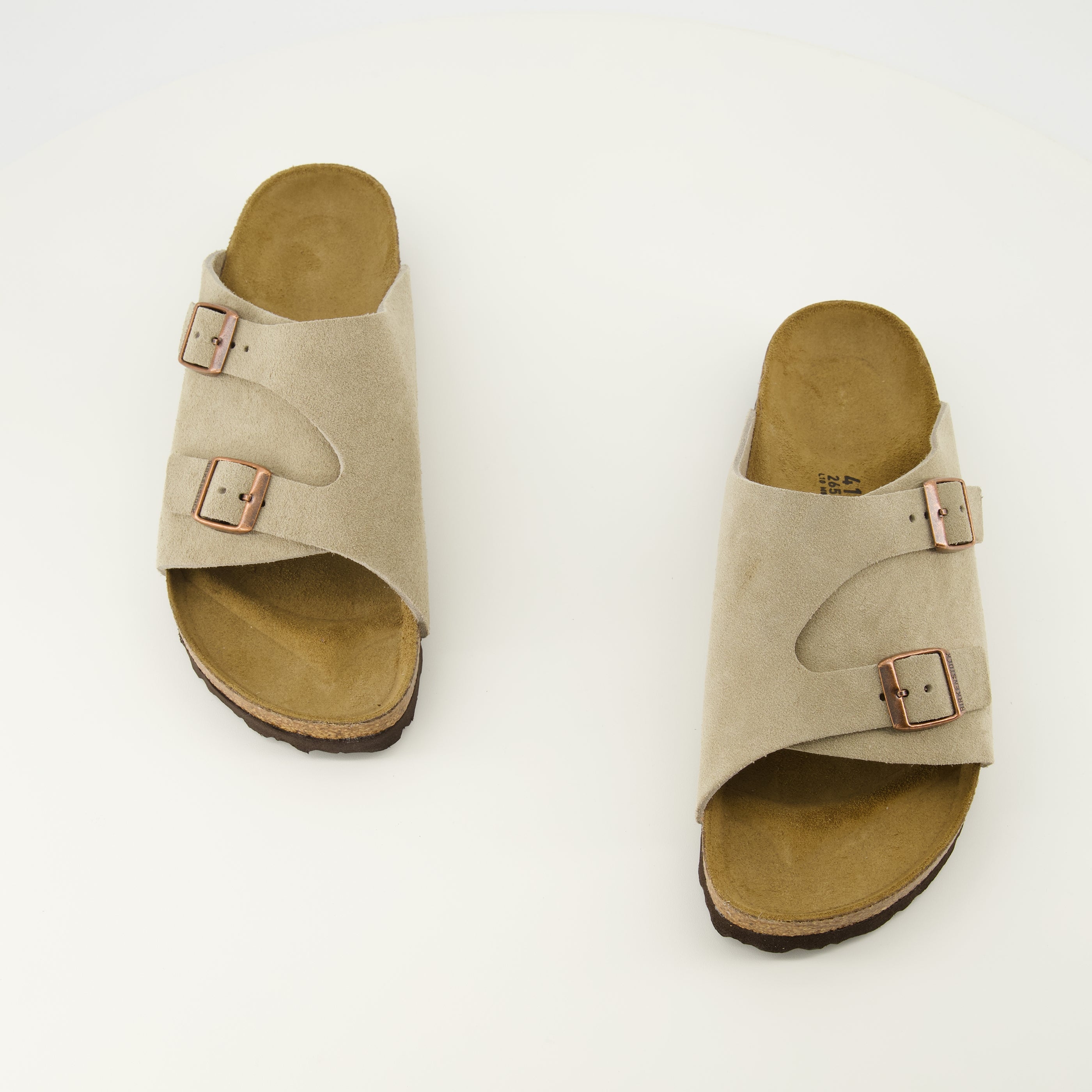 Image of the Birkenstock Zürich beige suede sandals for Unisex - Spring-Summer 2026 - Top view of the pair of shoes