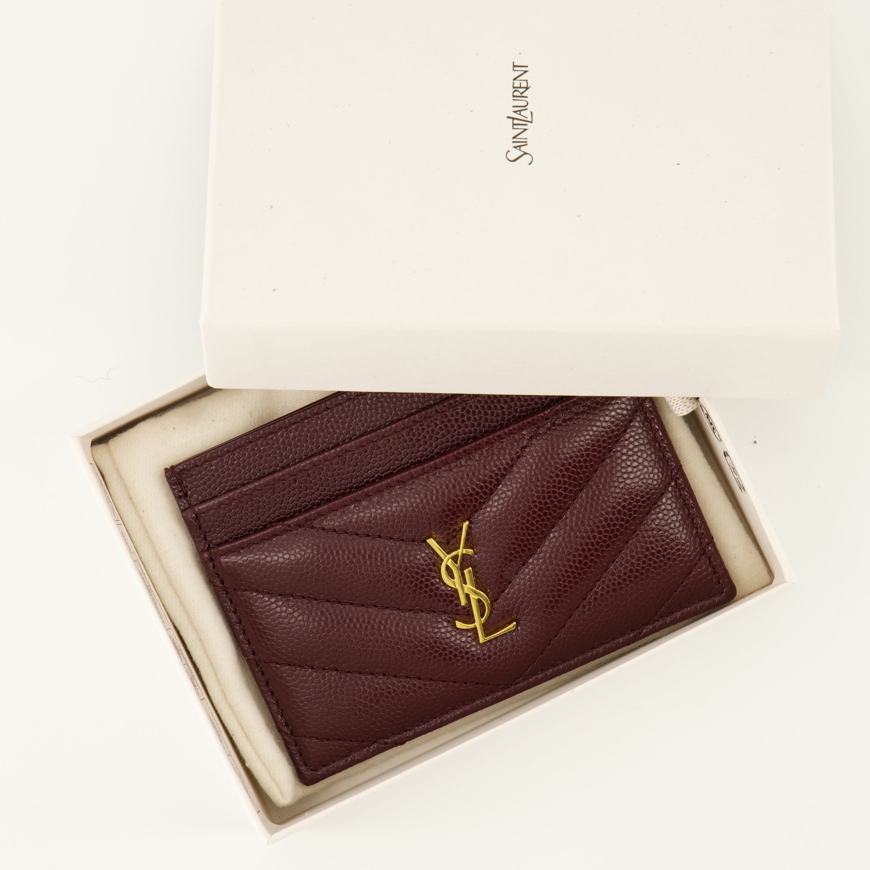 Image de l'article Porte-cartes Cassandre en cuir bordeaux de la marque Saint Laurent pour Femme - Saison Printemps-Été 2026 - Vue détaillée_3