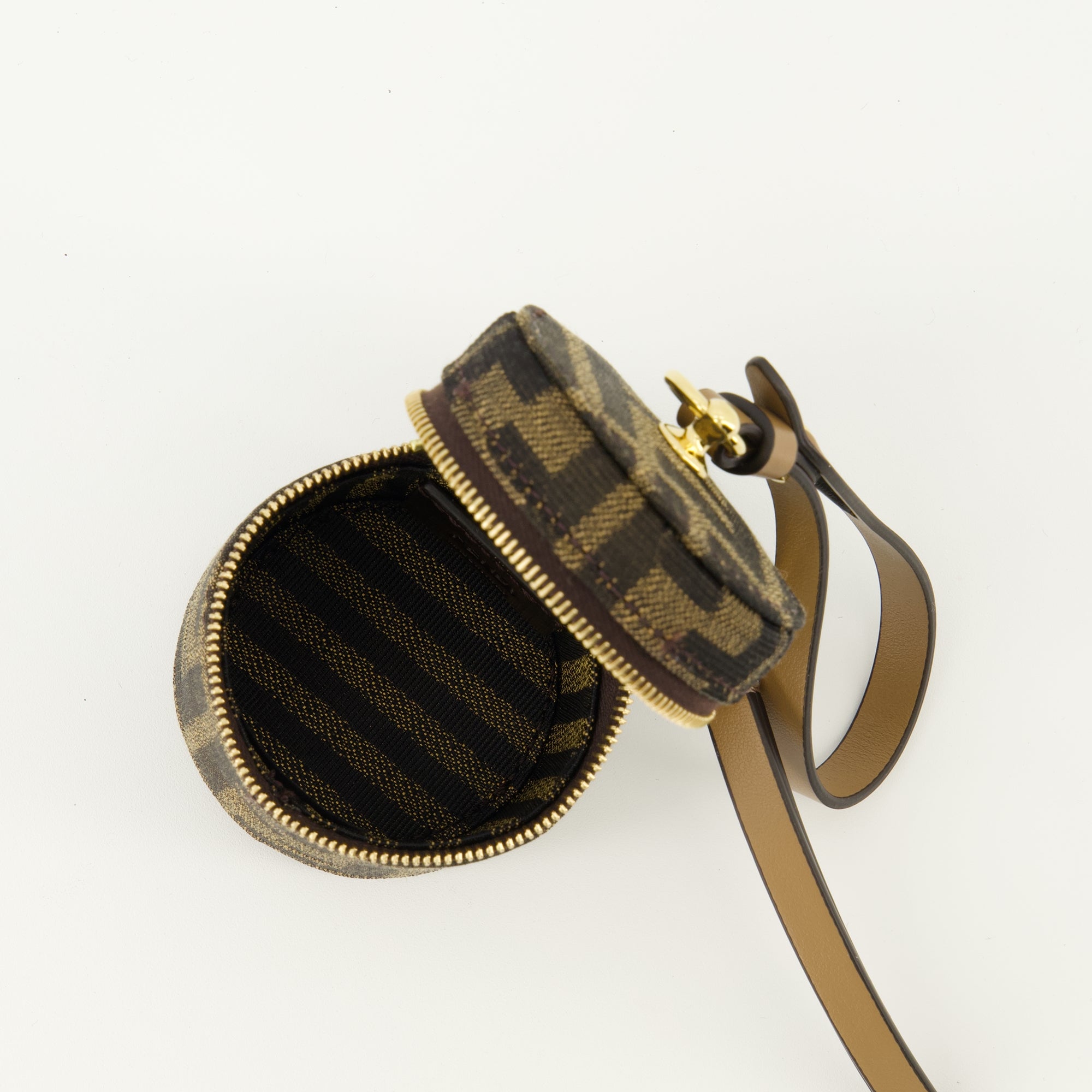 Image de l'article Porte-monnaie Baguette de la marque Fendi pour Femme - Saison Automne-Hiver 2025 - Vue détaillée_3