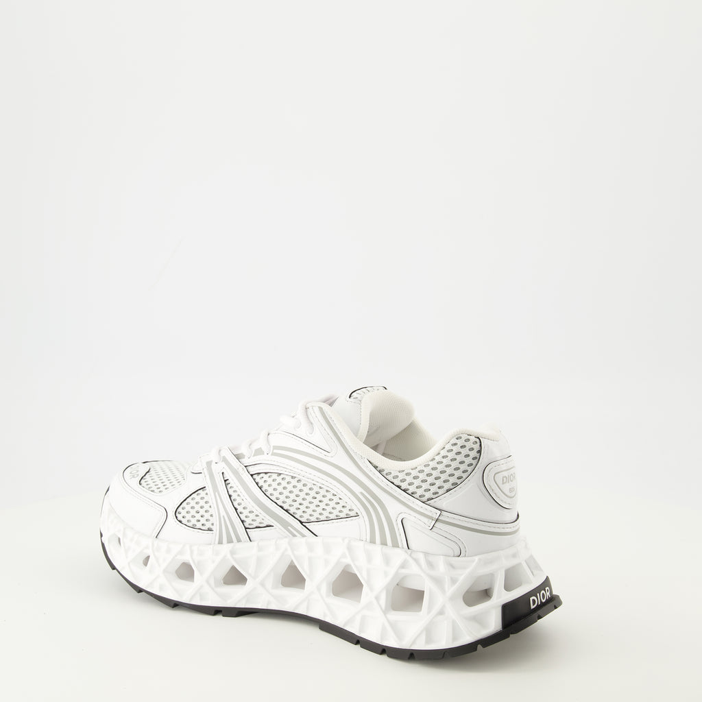 Imagen de las Zapatillas Blancas B35 de Dior para Hombre - Temporada Primavera-Verano 2026 - Vista tres cuartos trasera derecha