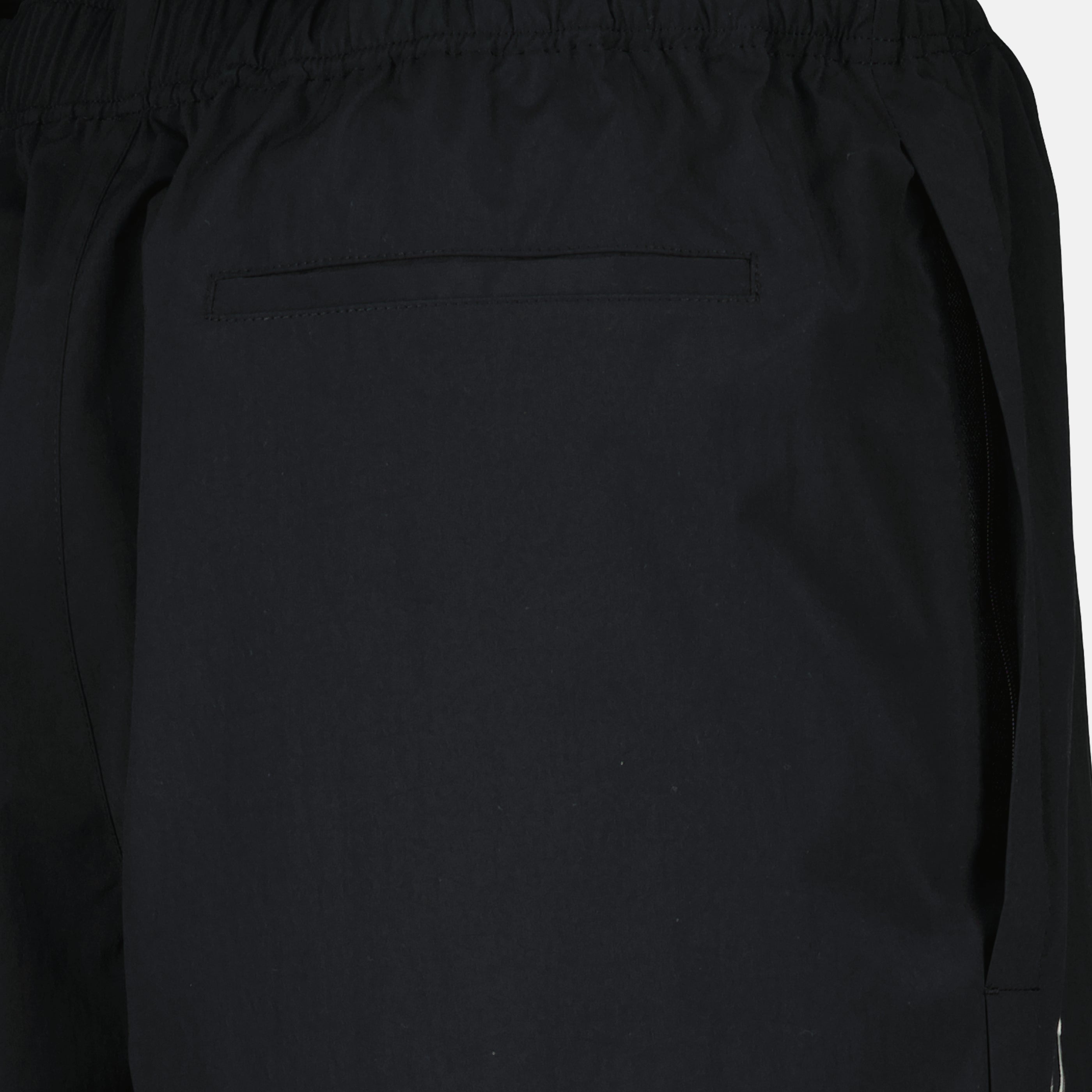 Image of the black Dior Montaigne shorts from the Dior Homme brand - Spring-Summer 2026 - Detailed View_2