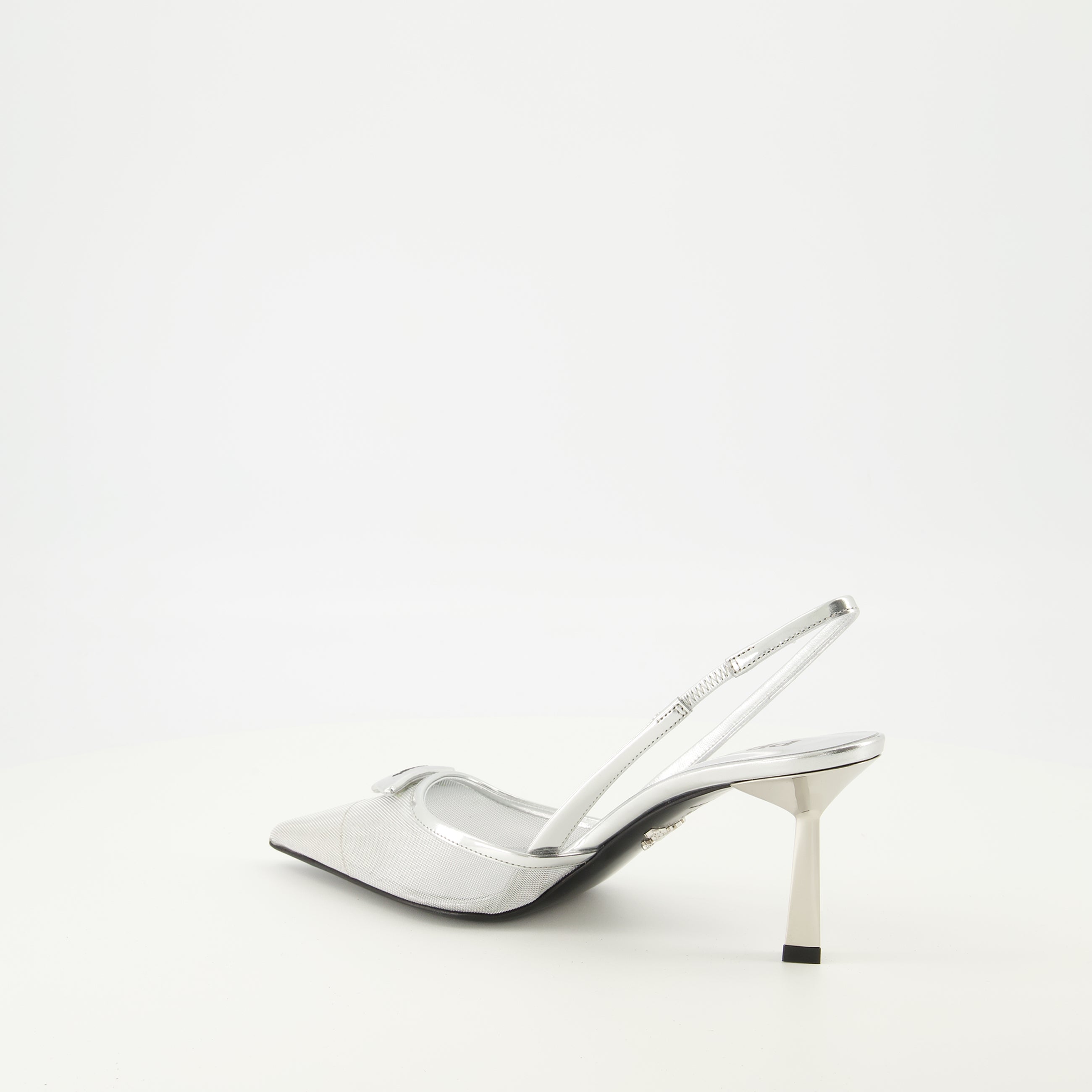 Image de l'article Escarpins en mesh argenté de la marque Prada pour Femme - Saison Printemps-Été 2026 - Vue trois quarts arrière droite
