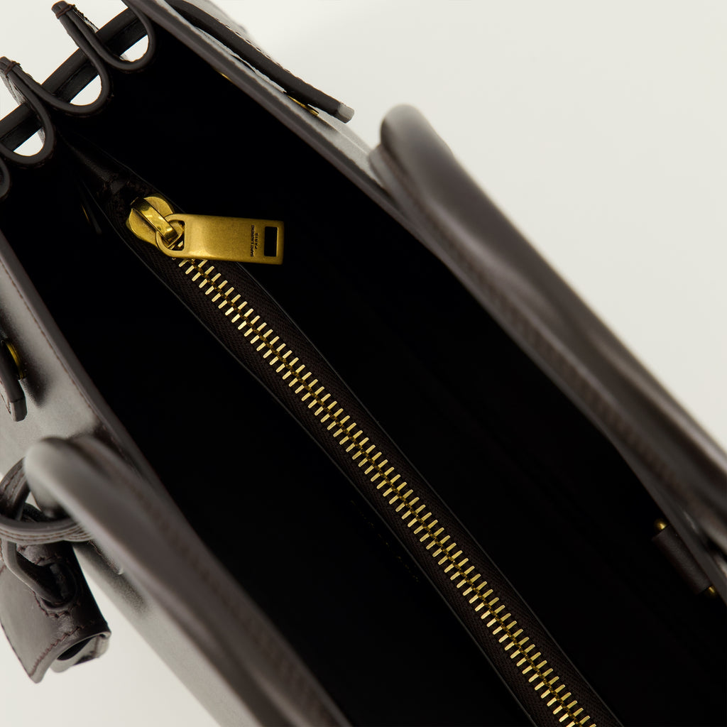 画像：サン・ローランの女性用ナノブラウンデイバッグ - 2025年秋冬シーズン - 詳細ビュー_3