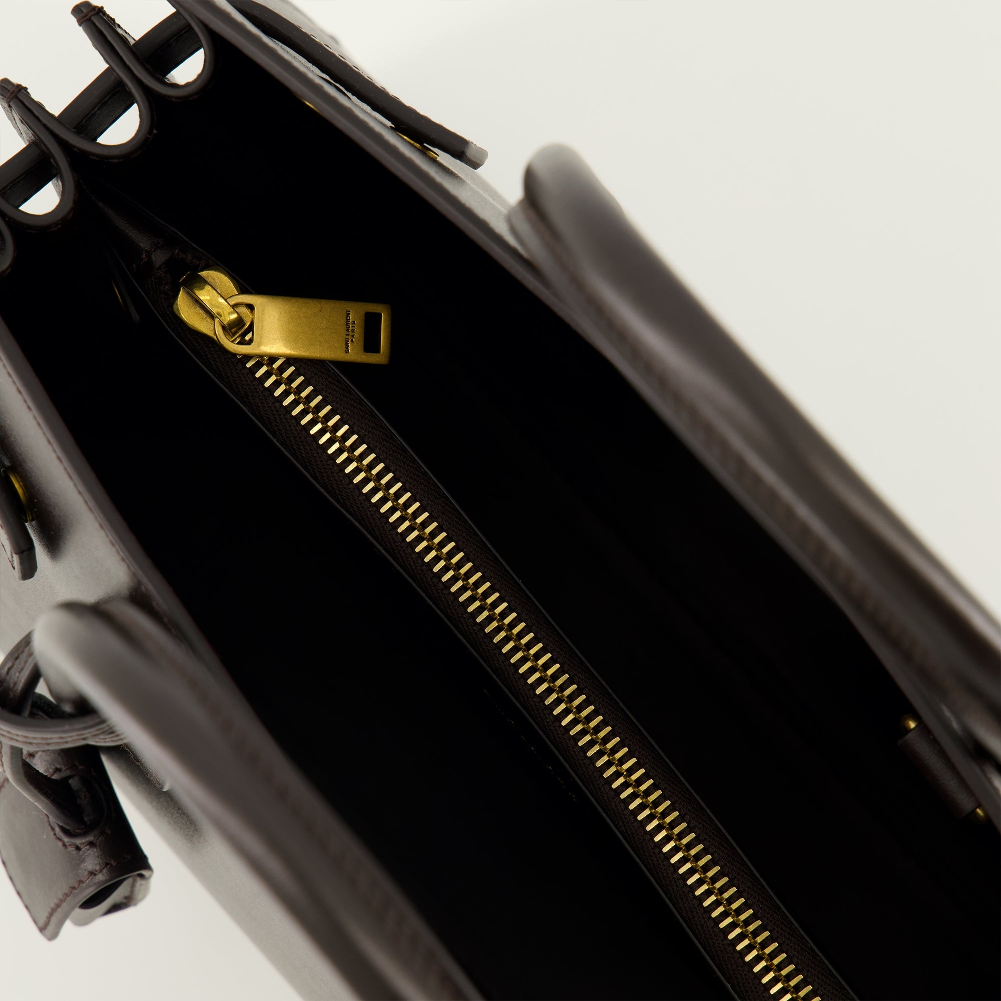 Image de l'article Sac de jour nano marron de la marque Saint Laurent pour Femme - Saison Automne-Hiver 2025 - Vue détaillée_3