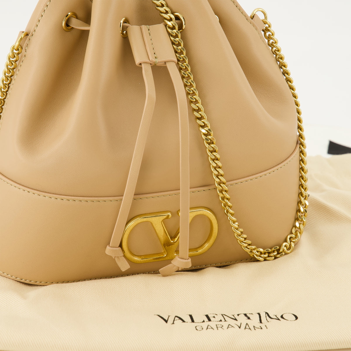 Sacs seau 베이지 미니 버킷 백 Valentino Garavani Beige Femme