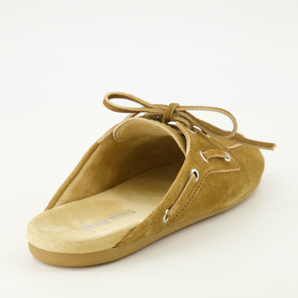 Image de l'article Mules bateau en suède marron de la marque Miu Miu pour Femme - Saison Printemps-Été 2026 - Vue arrière
