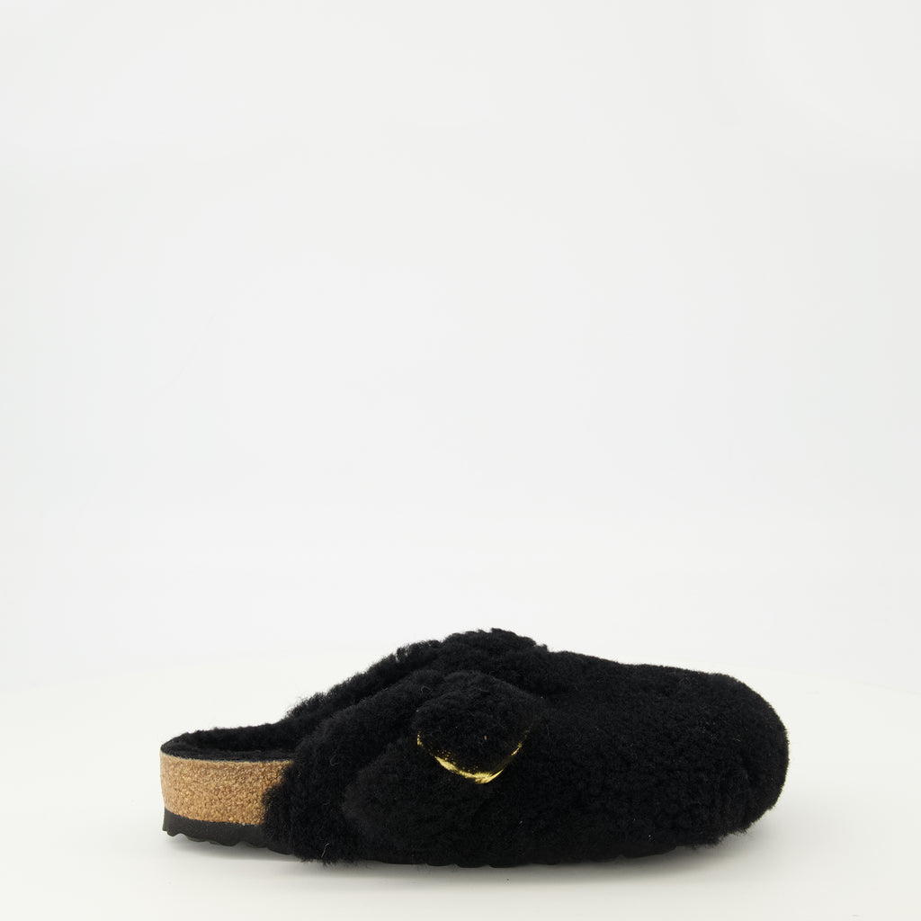 Image de l'article Mules Boston en teddy noir de la marque Birkenstock pour Femme - Saison Printemps-Été 2026 - Vue latérale droite