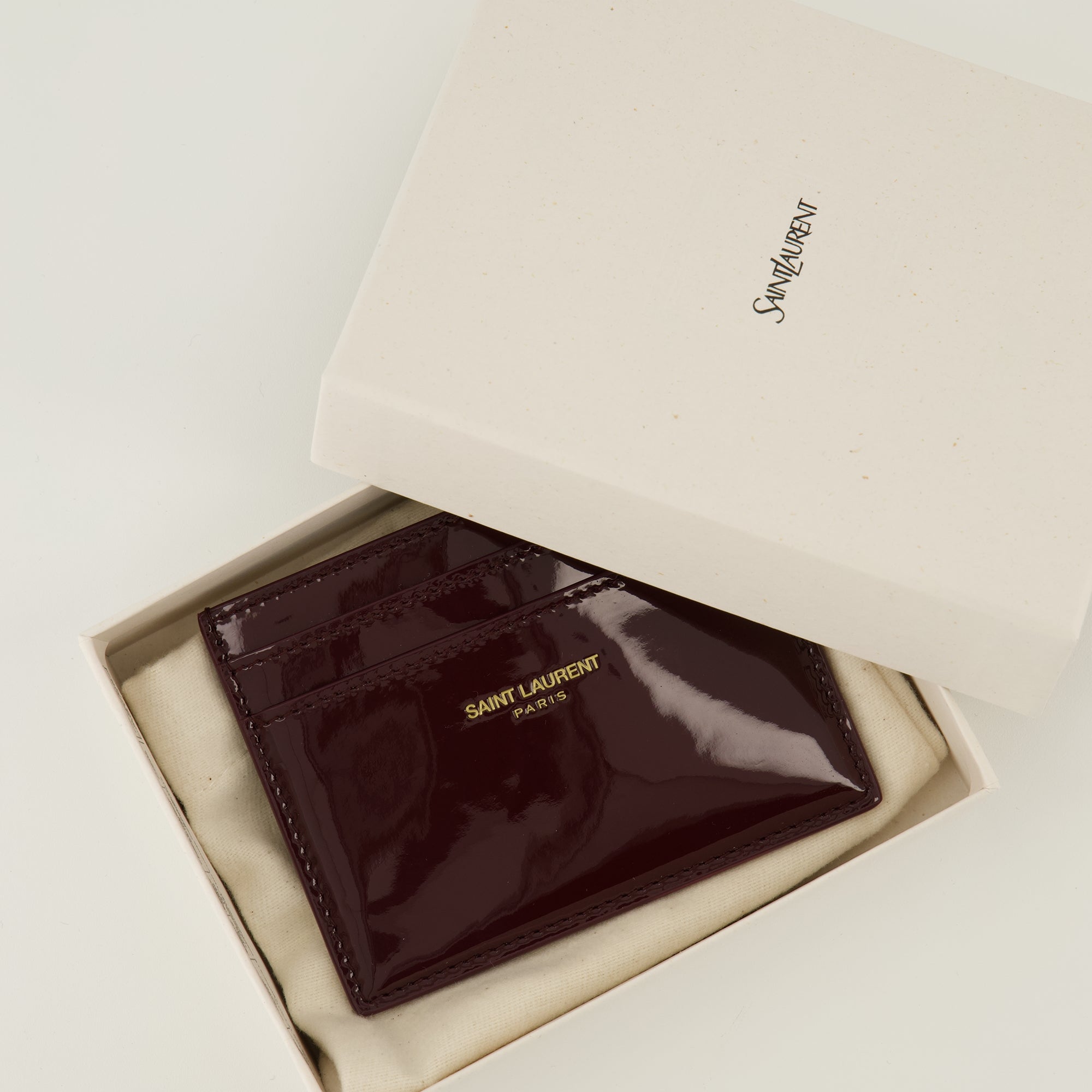 Image of the Burgundy patent leather cardholder by Saint Laurent for Women - Spring-Summer 2026 - Detailed View 3