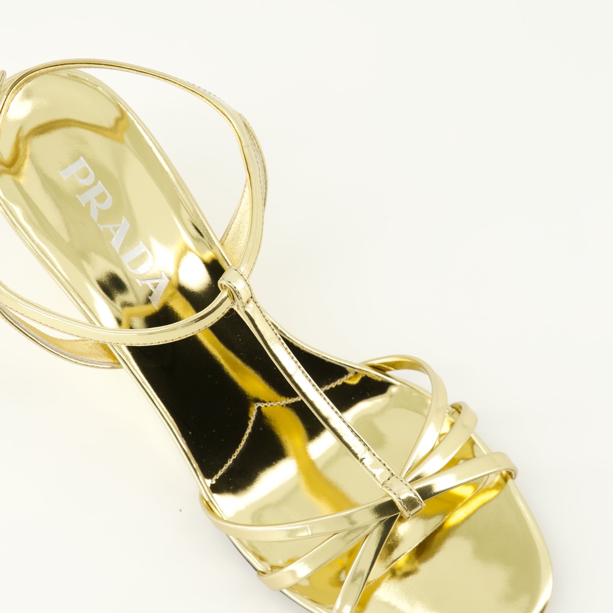 Imagen del artículo Sandalias de tacón de cuero sintético dorado de la marca Prada para mujer - Temporada Primavera-Verano 2026 - Vista detallada desde arriba