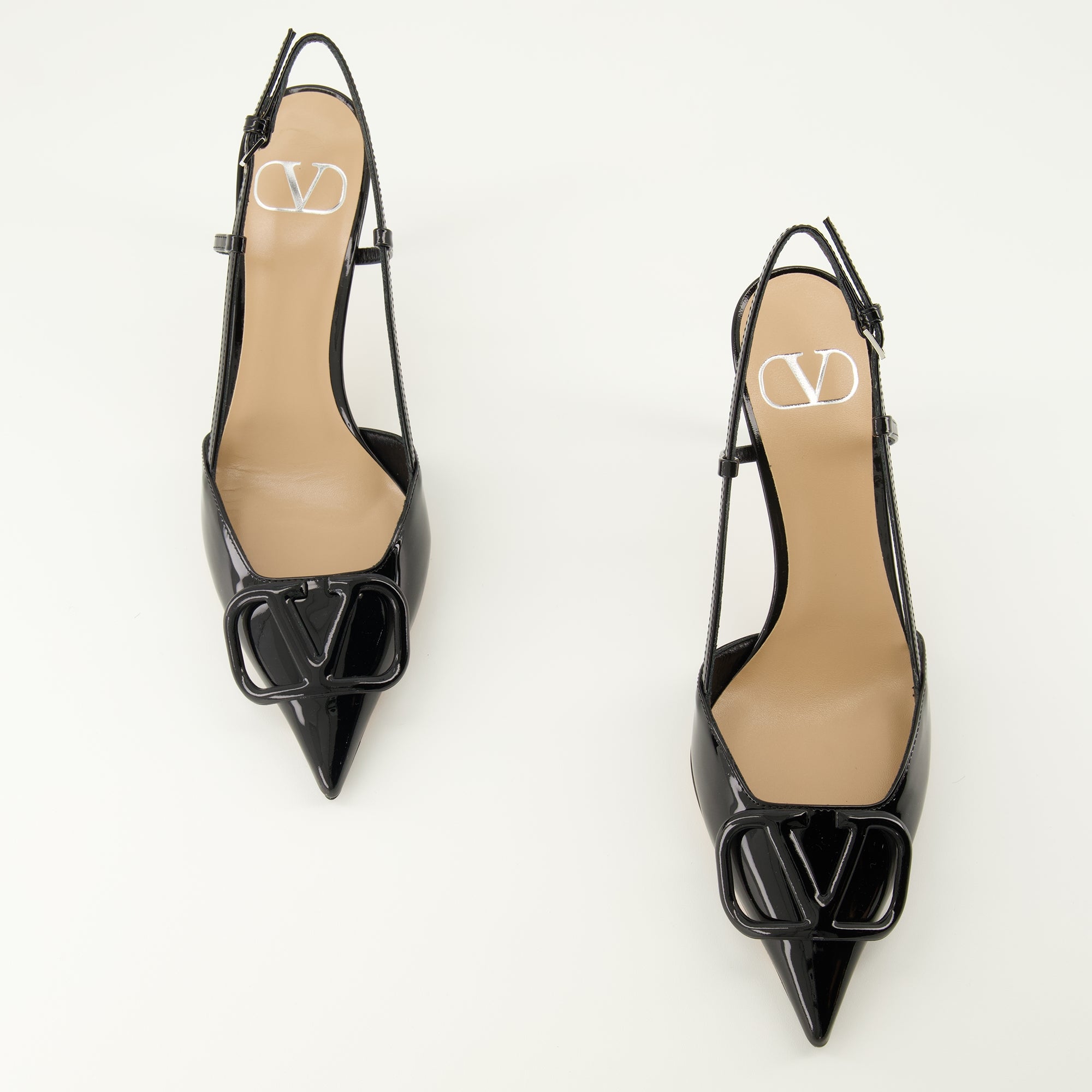 Image de l'article Escarpins Vlogo cuir verni noir de la marque Valentino Garavani pour Femme - Saison Printemps-Été 2026 - Vue trois quarts avant droite