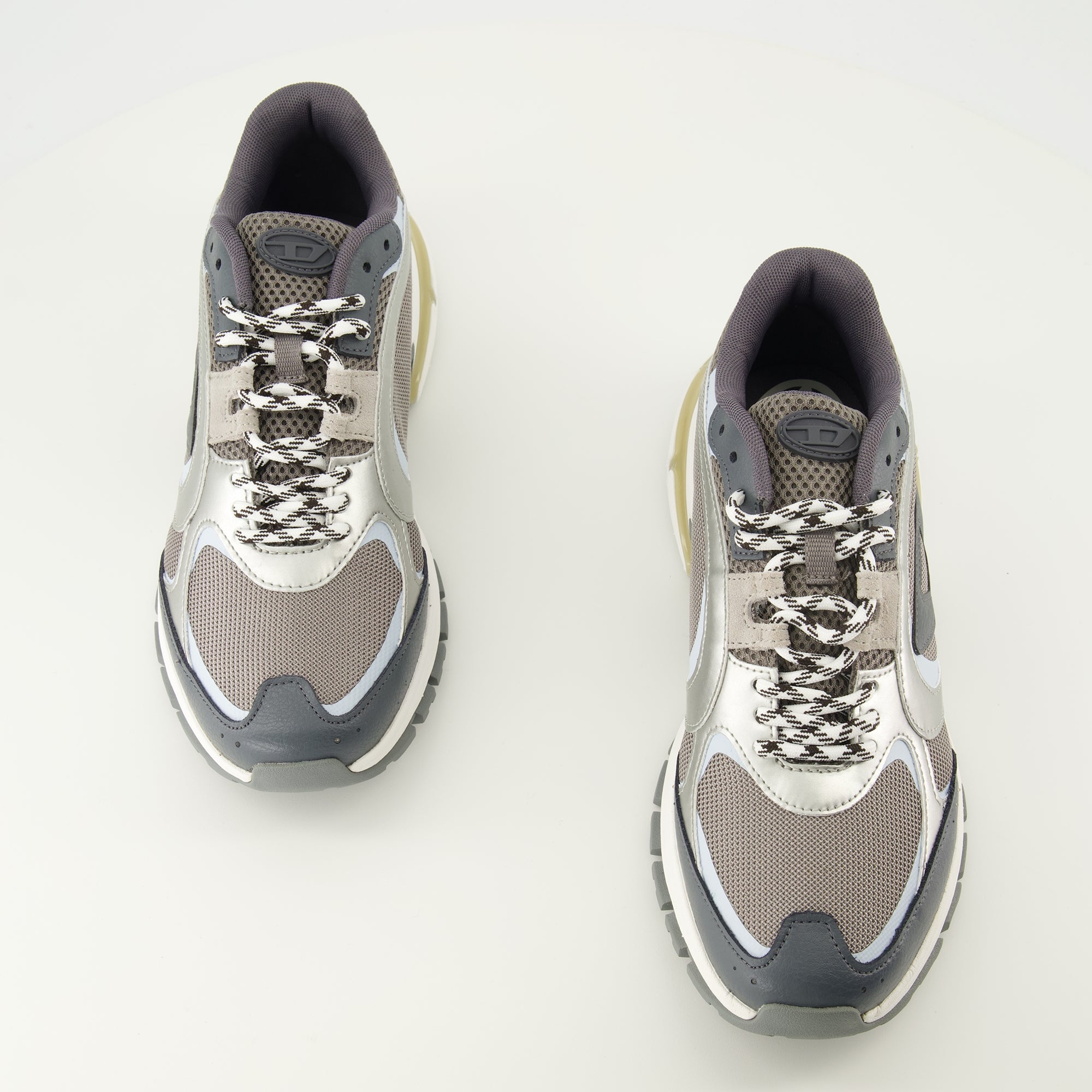 Bild der Diesel Herren Baskets Pro-V-Dense in Taupe und silbergrau - Frühling-Sommer 2026 - Draufsicht auf das Paar Schuhe