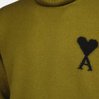 Immagine del maglione a cuore Ami del brand Ami PARIS per Unisex - Stagione Autunno-Inverno 2025 - Vista Dettagliata 3