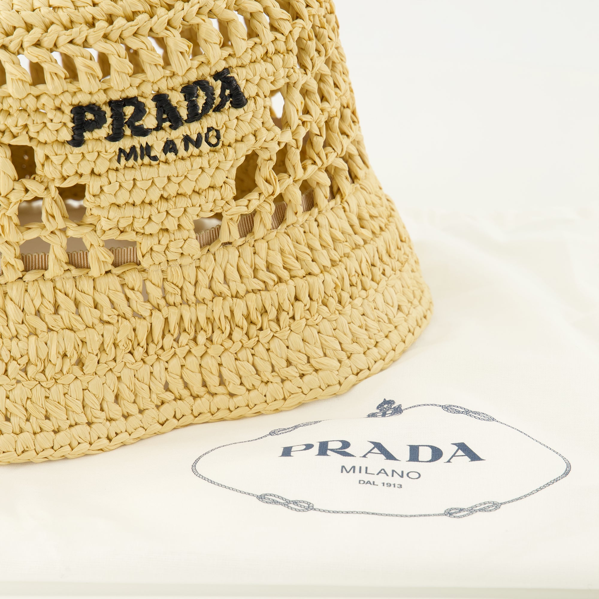 Bild des beigen Stoffhuts von Prada für Frauen - Frühling-Sommer 2026 - Detailansicht 3