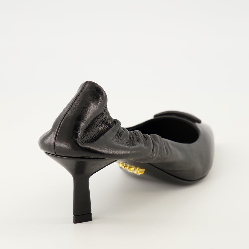 プラダの女性用ヴィンテージレザーエレガントパンプスの画像 - 2025年秋冬シーズン - 後ろからのビュー