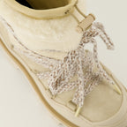 Imagen de las botas de gamuza y shearling Peak de Moncler para mujer - Temporada Otoño-Invierno 2025 - Vista detallada desde arriba